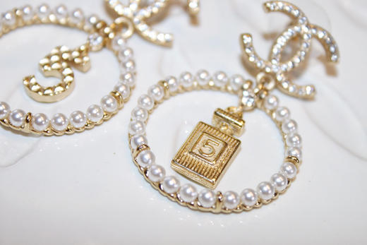 CHANEL香奈儿金色圆形双c珍珠 5号香水瓶 耳钉耳环 商品图9