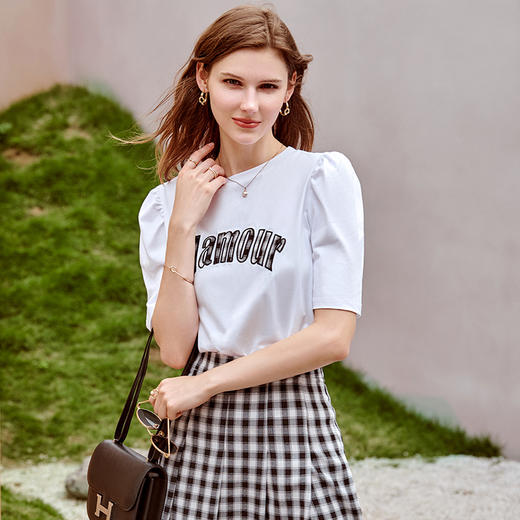 欧芮儿白色圆领t恤女2021新款灯笼袖时尚贴布绣字母休闲上衣 商品图1