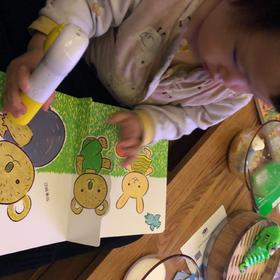 《0-3岁亲密互动玩具书》：牵手、背背、坐怀里、亲亲，都是爱的动作