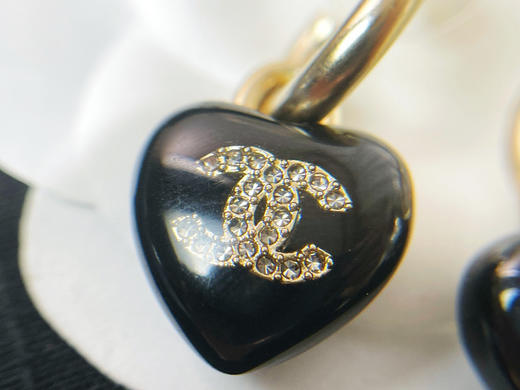 CHANEL香奈儿双c黑色桃心耳钉耳环 商品图8