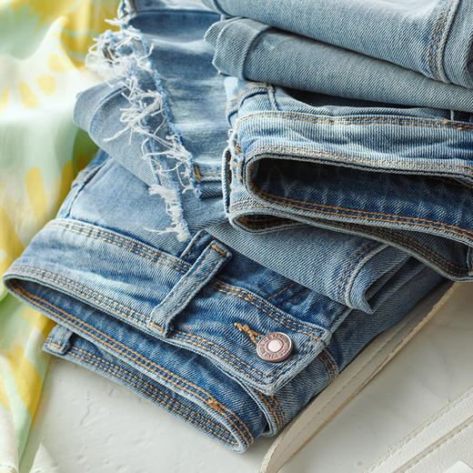 上新2021夏季薄款轻奢冷晶醋酸九分直筒牛仔裤 ，清肤柔软，上身立降5°，修饰腿型，高腰显瘦百搭时尚浅色系 商品图4