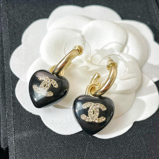 CHANEL香奈儿双c黑色桃心耳钉耳环 商品图5
