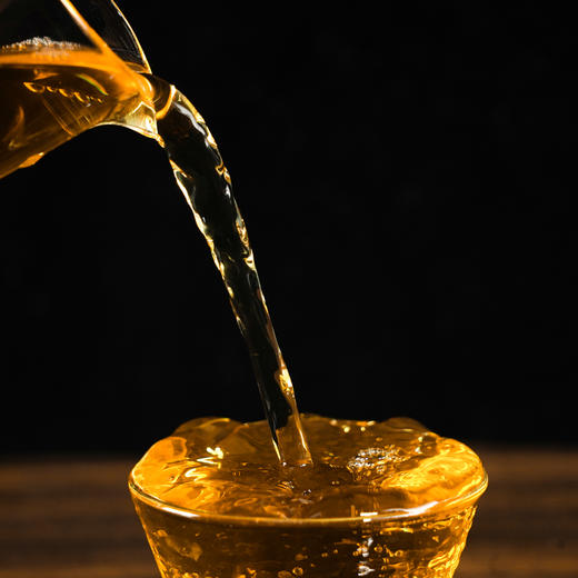 【孔雀古茶青饼】2021年普洱生茶勐海老班章头春饼茶357g 商品图3