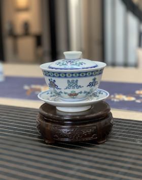 涂杏花：青花斗彩莲托八宝盖碗