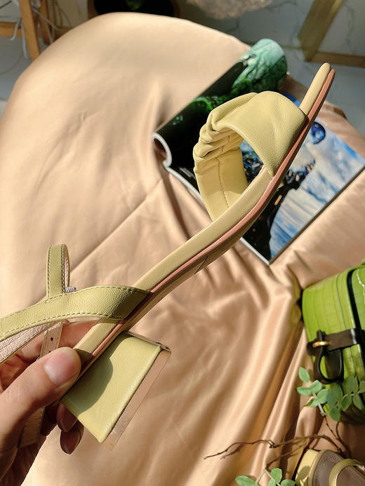 【断码特惠不退换】花花品质生活 | 「思J图代工厂定制款」复古优雅一字带 褶皱 羊皮凉鞋 清凉一夏 商品图4