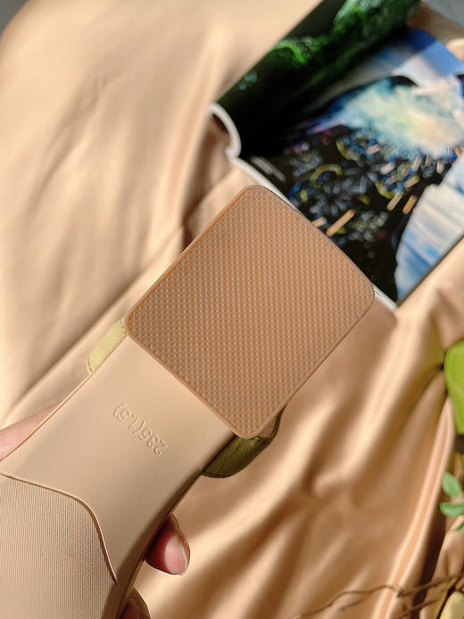 【断码特惠不退换】花花品质生活 | 「思J图代工厂定制款」复古优雅一字带 褶皱 羊皮凉鞋 清凉一夏 商品图3