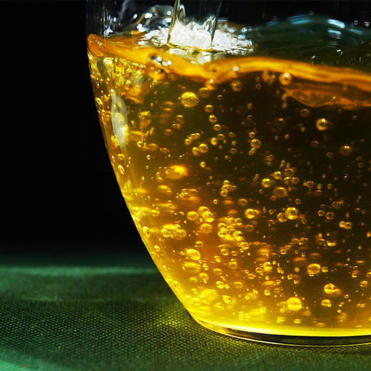 【孔雀古茶青饼】2021年普洱生茶勐海老班章头春饼茶357g 商品图2