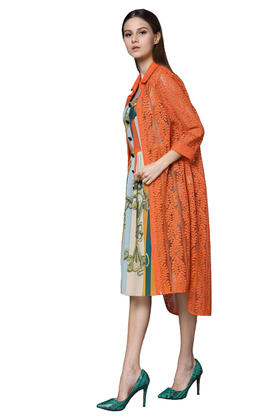 --【伯妮斯茵】162D058--橙色风衣--农舍与农夫--《生命之美-梵高的花园》