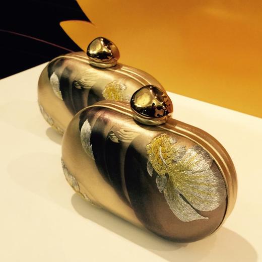 “瓷说”金色晚礼包（限量款）规格：165mm*115mm*55mm颜色：浅金色材质：头层牛皮配以高科技工艺 商品图1