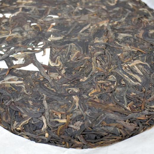 【精品品牌班章生茶】2011年兴海茶厂孔雀精品圆茶普洱茶生茶饼 虽然不是老班章原料 但是早年配的班章料口感很好性价比很高 高性价比品牌生茶 商品图2