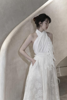 Mark Kenly Domino Tan 白色THORA围裹领上衣