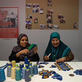 那一轮新月，指引她们勇敢前行