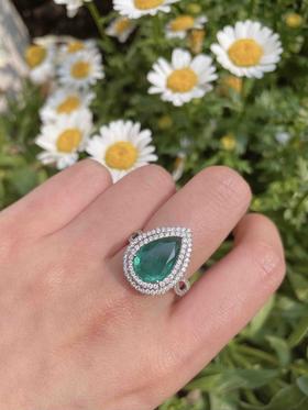 「桂冠」无油祖母绿钻石戒指