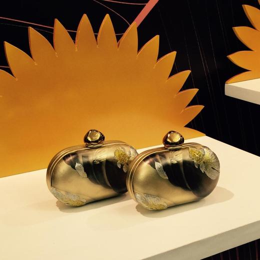 “瓷说”金色晚礼包（限量款）规格：165mm*115mm*55mm颜色：浅金色材质：头层牛皮配以高科技工艺 商品图2