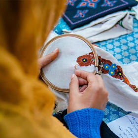 穿针引线，勾勒梦中的故乡与现实的他乡