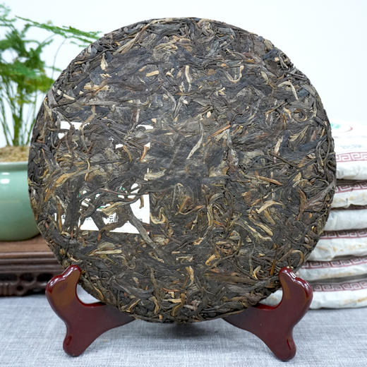 【精品品牌班章生茶】2011年兴海茶厂孔雀精品圆茶普洱茶生茶饼 虽然不是老班章原料 但是早年配的班章料口感很好性价比很高 高性价比品牌生茶 商品图1