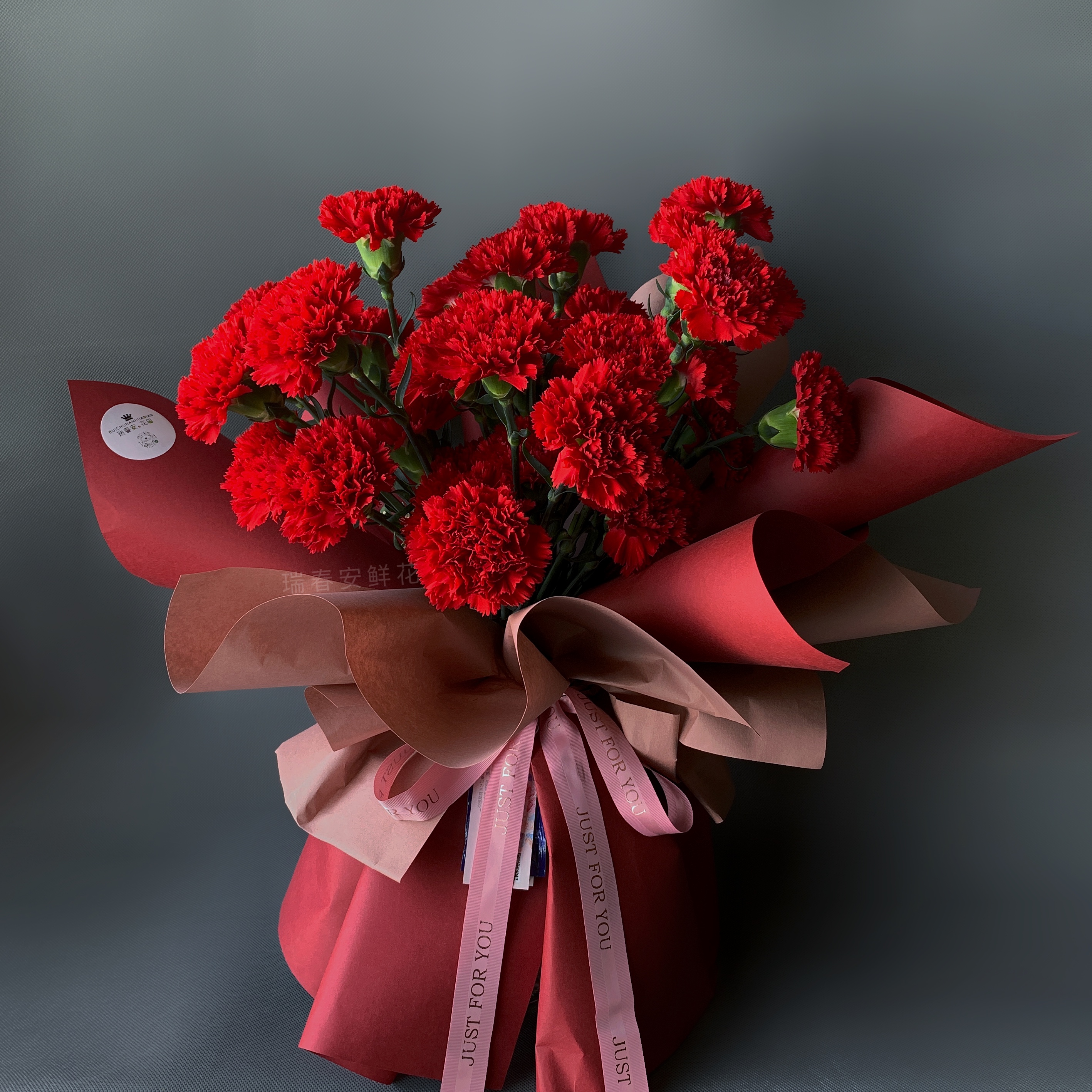 新款大红色康乃馨纯色开放式花束