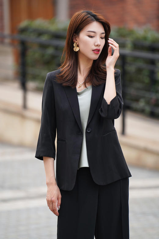 臣禾【聚酯+人丝】夏季新品中袖收身百搭小西装S222010930（现货） 商品图0