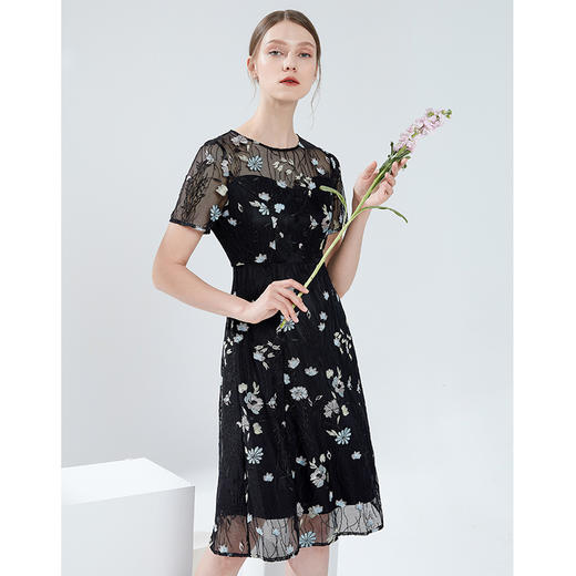 EITIE爱特爱夏季新款时尚镂空网纱印花温柔显瘦收腰A字连衣裙B2107736 商品图2