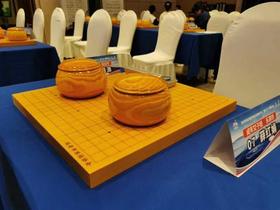 比赛套装批发价：3厘米厚新榧实木棋盘+云字牌B中5号云子+独木松木罐