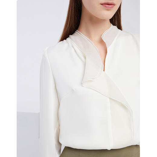 EITIE爱特爱夏季新款气质V领飘逸雪纺拼接职业通勤百搭小上衣6213906 商品图2