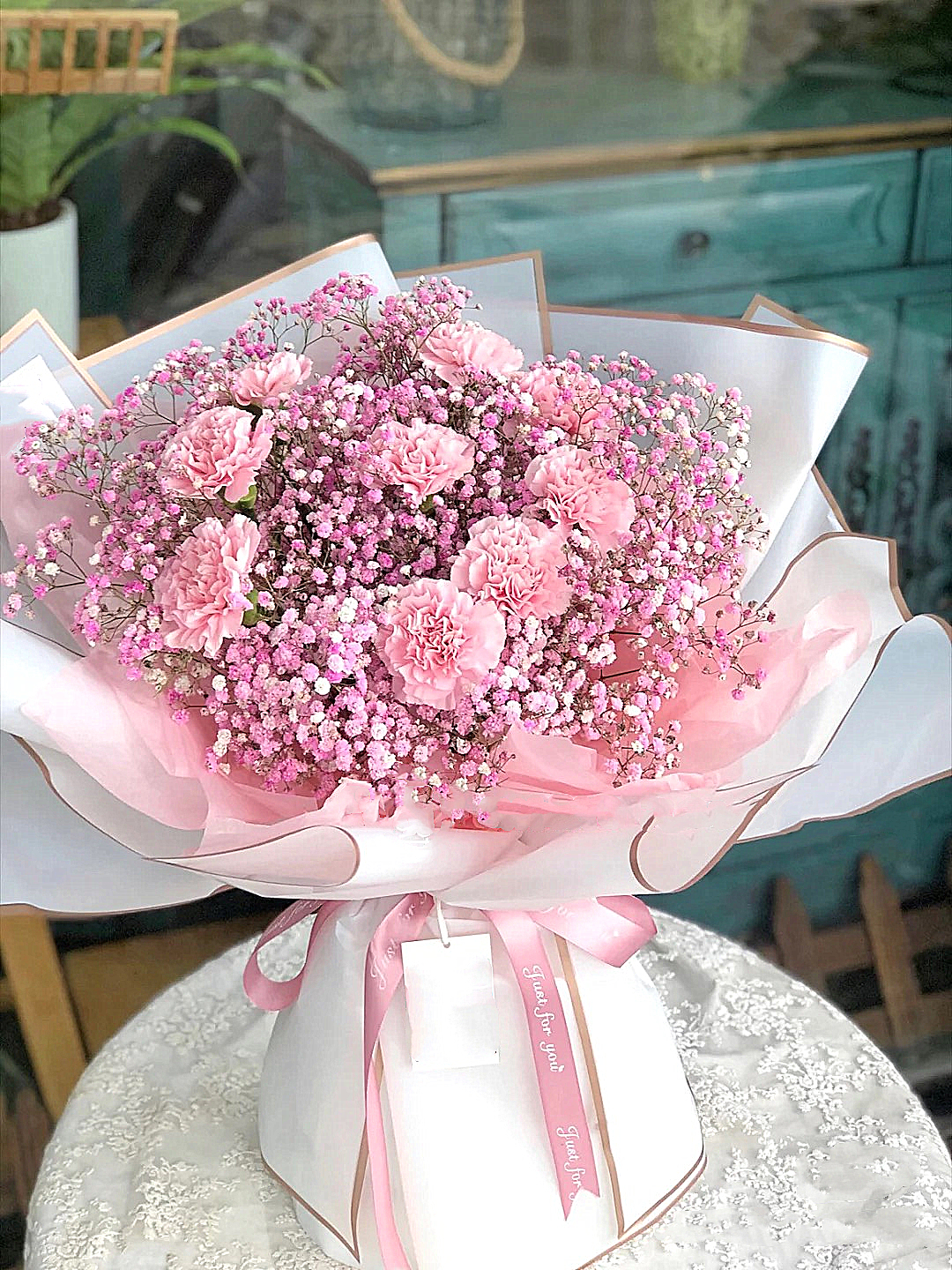 11支粉色康乃馨粉色满天星小花束白色金边包装