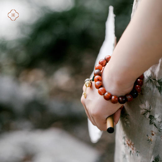 米马生活 四川九口天然带皮南红手钏/压襟 配沉香925银镀金“福禄” 商品图1