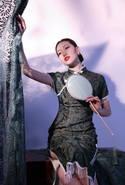 荷言HEYEN 明朝有意【明星同款金莎】 墨绿色绣花乔其面料+定珠钉珠流苏手工旗袍 商品图4