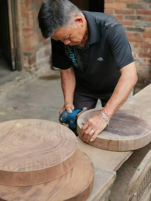 【团购特惠】 正宗老挝蚬木圆砧板。人工切割打磨 纹理不一  天然无防裂药水 健康安全。下单前请下拉屏幕，查看商品详情 商品图0