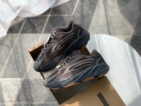 YEEZY BOOST 700-晶洞