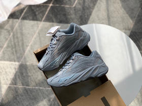 YEEZY BOOST 700-医院蓝