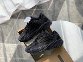 YEEZY BOOST 700-黑魂