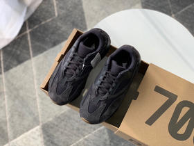 YEEZY BOOST 700-黑武士