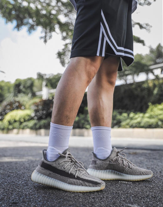 YEEZY BOOST 350 V2 - 卡其灰新芝麻 商品图1