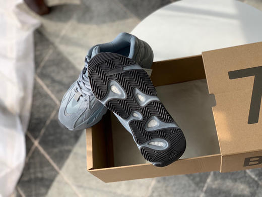 YEEZY BOOST 700-医院蓝 商品图7