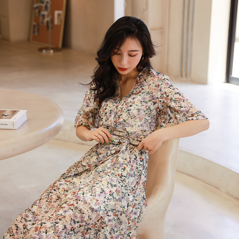 【梅豆】2021夏季茶歇裙日系V领一片式碎花连衣裙