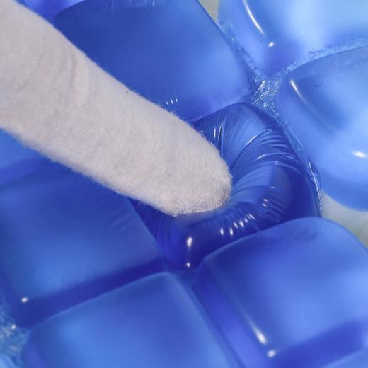 价值13000 保时捷生活系列4D高端凝胶枕 改善睡眠 120块立体凝胶块+18个透气孔+24条纵横导热轨道+DOW PUT抗菌膜+SLEEP CHIP-18睡眠芯片 拍两个减120 预售 商品图4