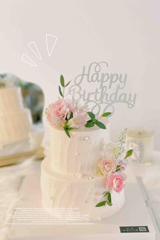 宫崎骏的夏天，迷你小双层的鲜花蛋糕，因鲜花购买季节不同，花材或有部分调整，可私信客服后下单，或留言告诉我们蛋糕主人年龄喜好，私人订制 商品图3