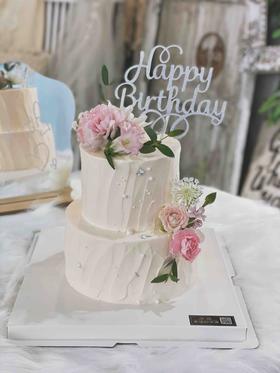 宫崎骏的夏天，迷你小双层的鲜花蛋糕，因鲜花购买季节不同，花材或有部分调整，可私信客服后下单，或留言告诉我们蛋糕主人年龄喜好，私人订制