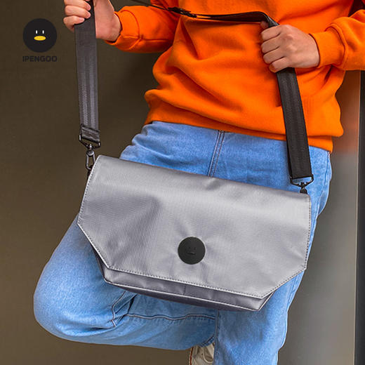 怪奇鹅斜挎包-银色款 商品图4