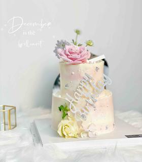 宫崎骏的夏天，因鲜花购买季节不同，花材或有部分调整，可私信客服后下单，或留言告诉我们蛋糕主人年龄喜好，私人订制