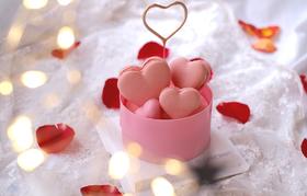 520粉色爱心马卡龙慕斯蛋糕|4寸马卡龙慕斯蛋糕，草莓乳酪马卡龙+白乳酪慕斯  达克瓦兹+树莓果粒夹心