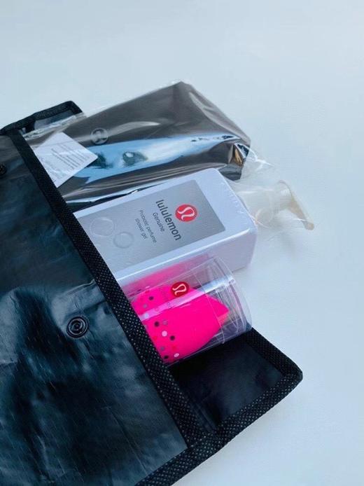 价值900+ 出口订单！瑜伽运动爱好者标配！lulu运动护理三件套收纳化妆包洗漱包尼龙手拿包 沐浴露300ml+美妆蛋（颜色随机）+化妆包 日常休闲都可配备 让你整个人一直清清爽爽 预售 商品图5