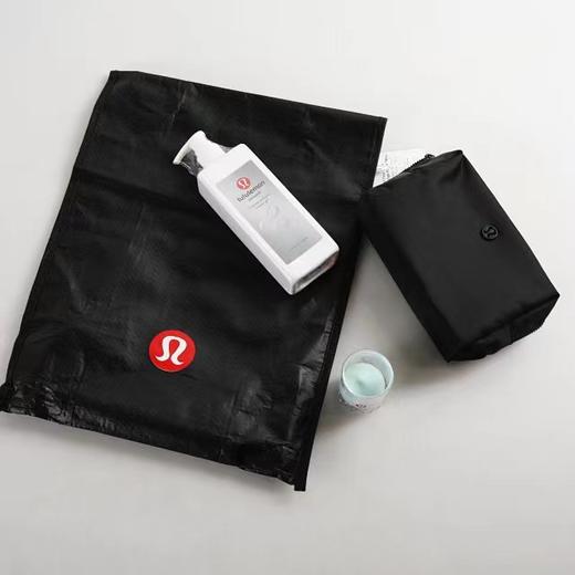 价值900+ 出口订单！瑜伽运动爱好者标配！lulu运动护理三件套收纳化妆包洗漱包尼龙手拿包 沐浴露300ml+美妆蛋（颜色随机）+化妆包 日常休闲都可配备 让你整个人一直清清爽爽 预售 商品图0