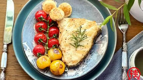 黑椒海盐煎鳕鱼扒配小番茄、蘑菇，豆汤【我用早餐叫醒你-24】