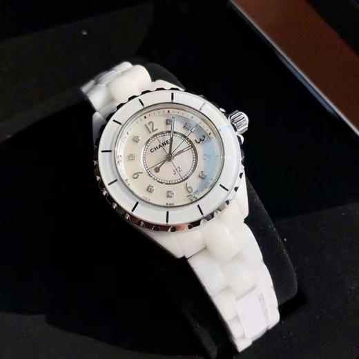 J12珊珊来迟 终于不负众望。重点是它的原装机芯要从国外弄回国真的来之不易！！
拿到原厂渠道J12 不只是表壳  连机芯也是原装的 商品图0