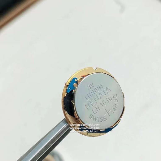 J12珊珊来迟 终于不负众望。重点是它的原装机芯要从国外弄回国真的来之不易！！
拿到原厂渠道J12 不只是表壳  连机芯也是原装的 商品图9