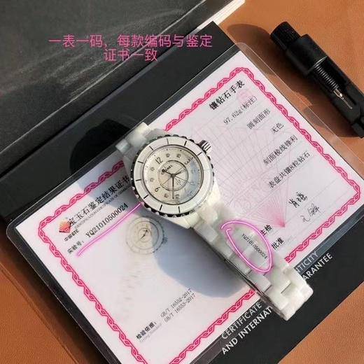 J12珊珊来迟 终于不负众望。重点是它的原装机芯要从国外弄回国真的来之不易！！
拿到原厂渠道J12 不只是表壳  连机芯也是原装的 商品图6