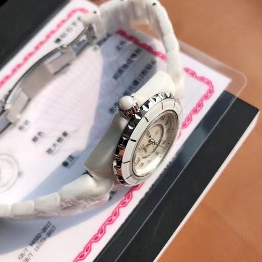 J12珊珊来迟 终于不负众望。重点是它的原装机芯要从国外弄回国真的来之不易！！
拿到原厂渠道J12 不只是表壳  连机芯也是原装的 商品图4