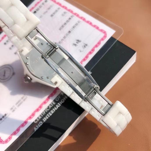 J12珊珊来迟 终于不负众望。重点是它的原装机芯要从国外弄回国真的来之不易！！
拿到原厂渠道J12 不只是表壳  连机芯也是原装的 商品图8